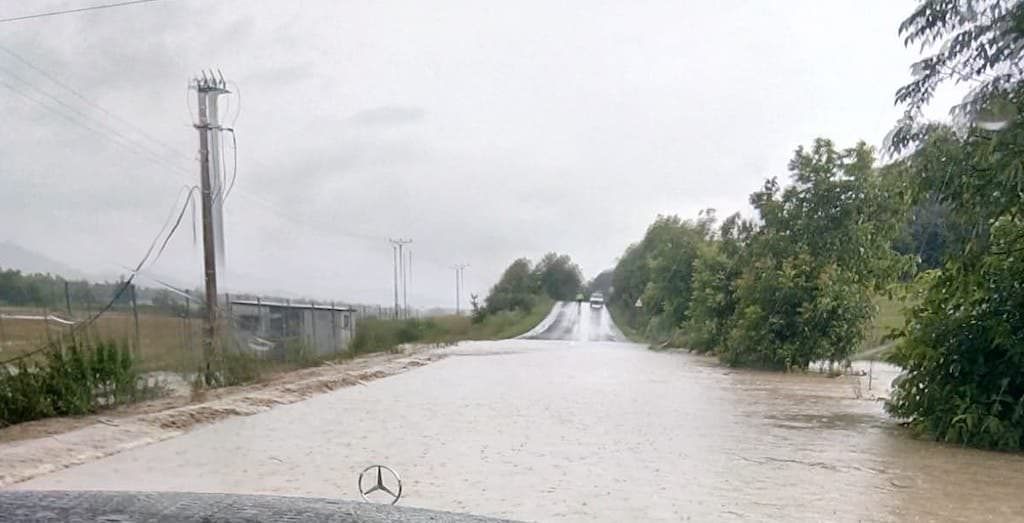 video foto drum județean inundat la sibiu. a fost închis temporar