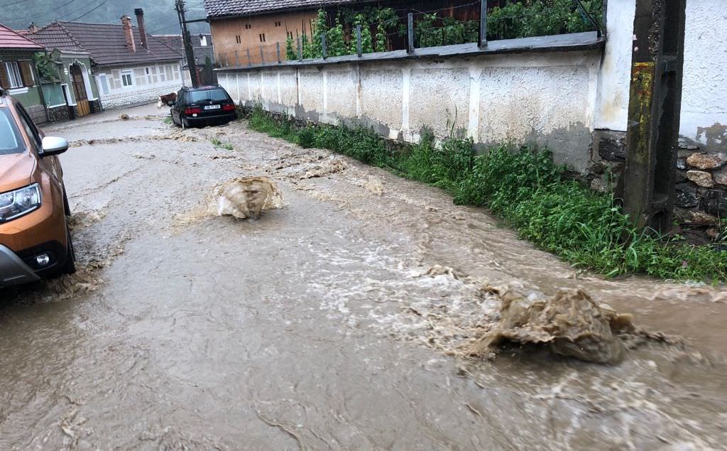 drumuri închise din cauza inundațiilor - unul este în județul sibiu