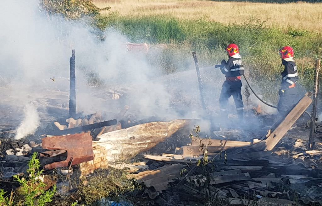 foto – incendiu în sibiu. casă de lemn arsă în totalitate