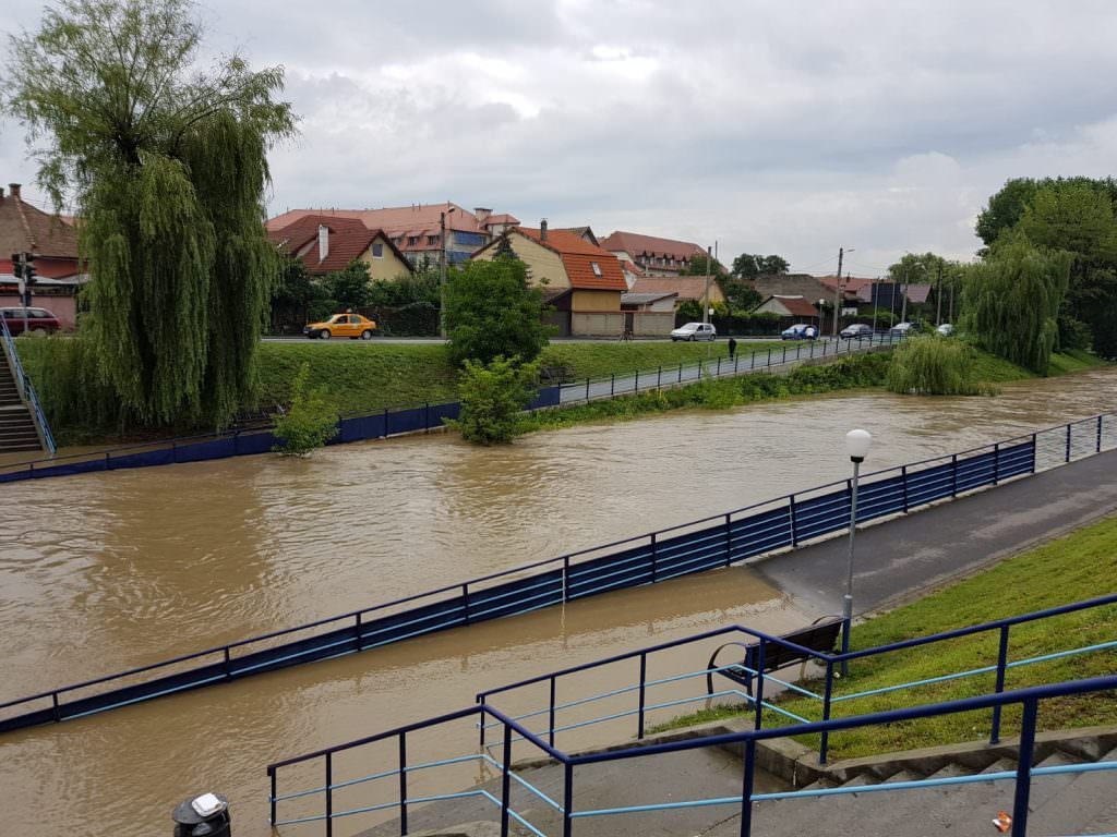 VIDEO FOTO - Inundațiile din municipiul Sibiu - Primarul Fodor a evaluat situația. Cibinul la cote alarmante