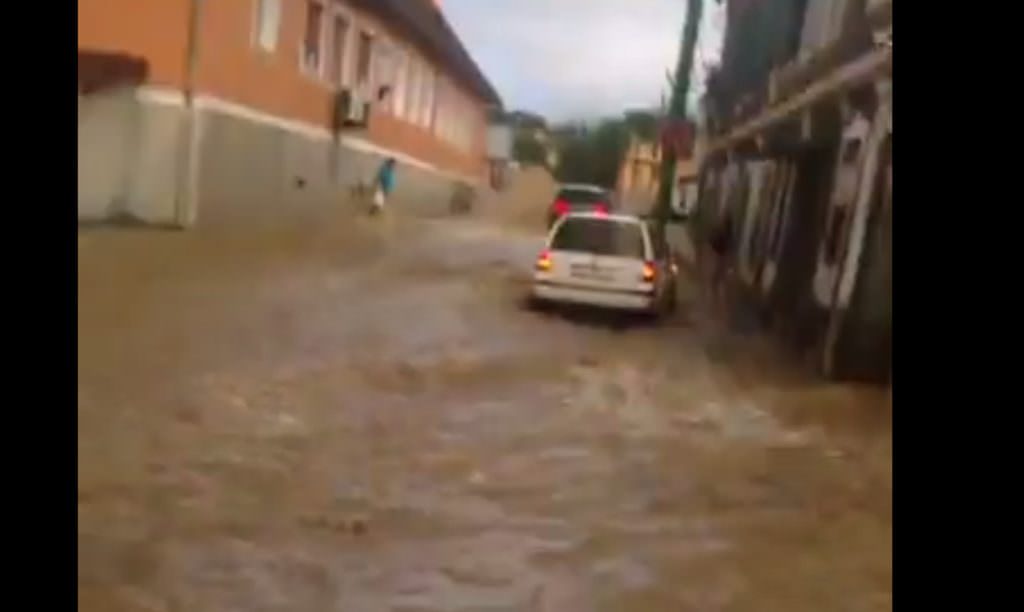 video foto inundații de proporții la cisnădie - panică printre oameni!