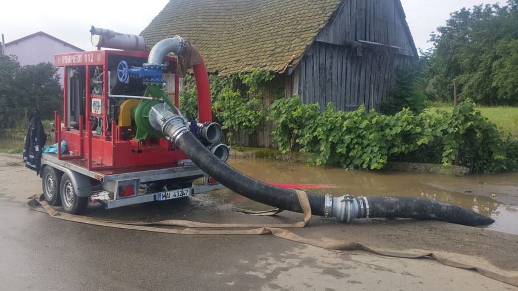 video foto pompierii intervin în șase localități din județul sibiu – încă mai sunt case inundate