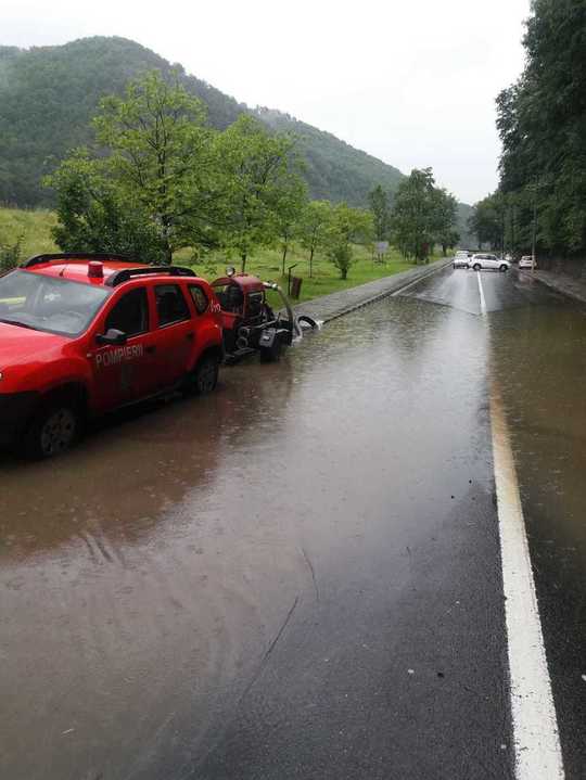 Cod roșu de inundații pe Valea Oltului. Traficul e blocat la Călimănești