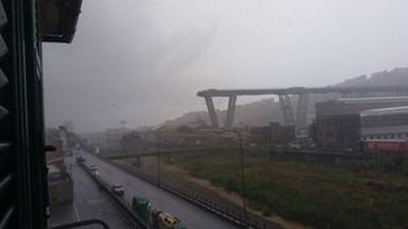 update foto video un viaduct s-a prăbușit cu tot cu mașini în italia. sunt zeci de morți