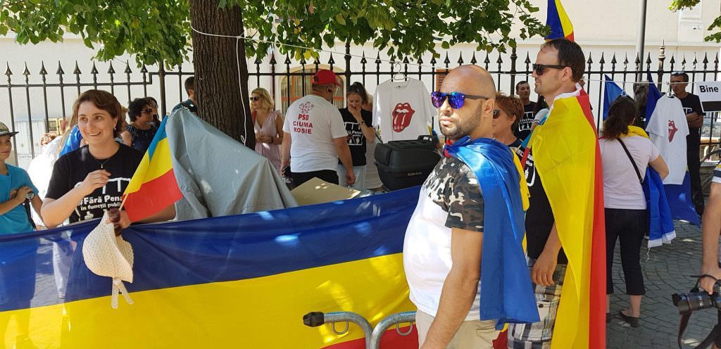video foto românii din ”diaspora” primiți cu pâine și sare la sibiu. au protestat în fața sediului psd