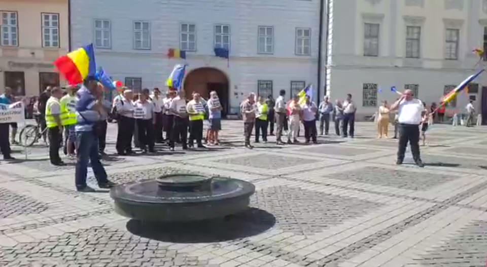 video foto - angajații tursib, protest în fața primăriei sibiu - ''vrem salarii și condiții decente de muncă!''