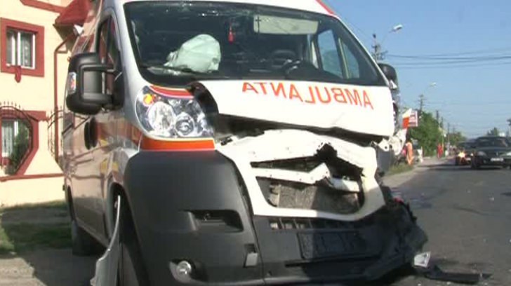 ambulantă în misiune lovită de o mașină pe valea oltului