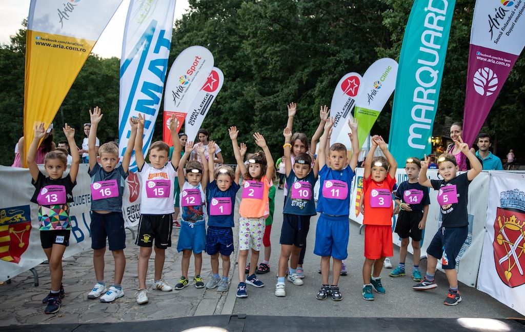 Număr record de participanţi la Night Cross Challenge: 700 de oameni au alergat la crosul nocturn