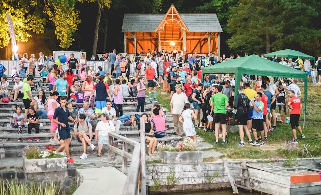 Număr record de participanţi la Night Cross Challenge: 700 de oameni au alergat la crosul nocturn