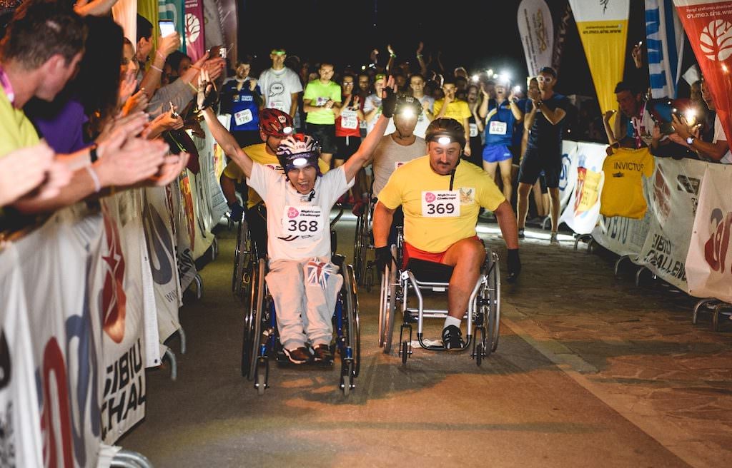 Număr record de participanţi la Night Cross Challenge: 700 de oameni au alergat la crosul nocturn