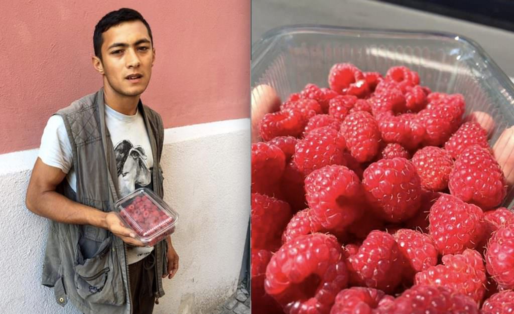 sibianul care a impresionat tot internetul - vinde fructe și flori ca să își țină fratele în viață