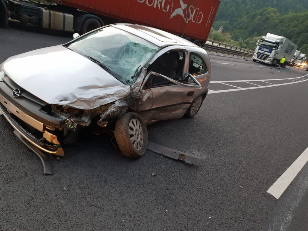 FOTO Accident pe Valea Oltului cu patru mașini implicate și doi răniți