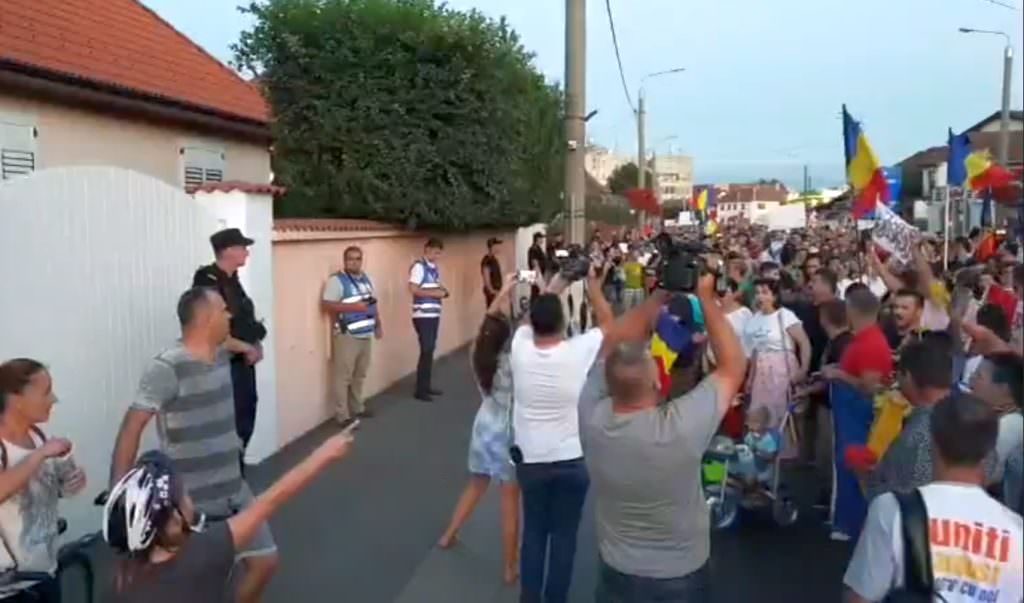 live foto video – aproape 10.000 de oameni în stradă la sibiu. se strigă ”jos guvernul mafiot” și ”ați votat lichele, stați după perdele”