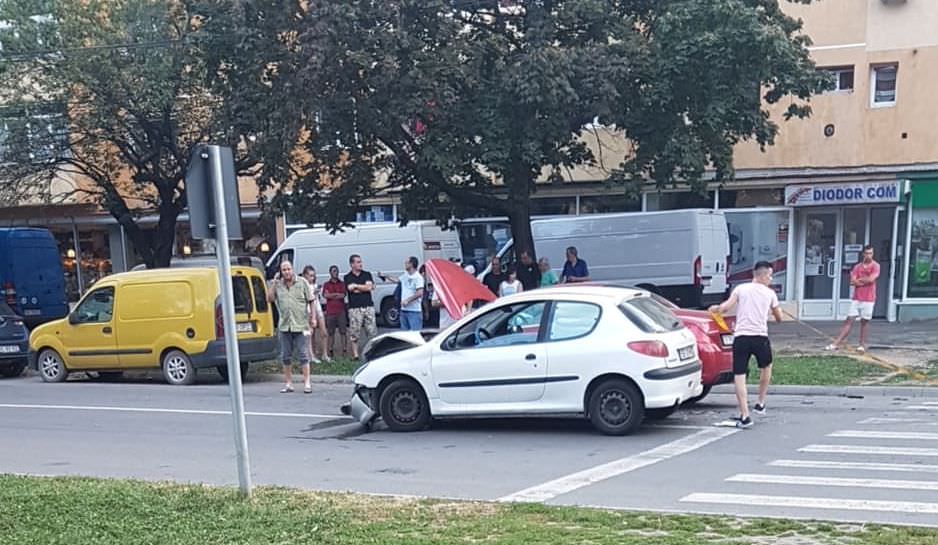 update foto – două șoferițe s-au tamponat pe strada gladiolelor