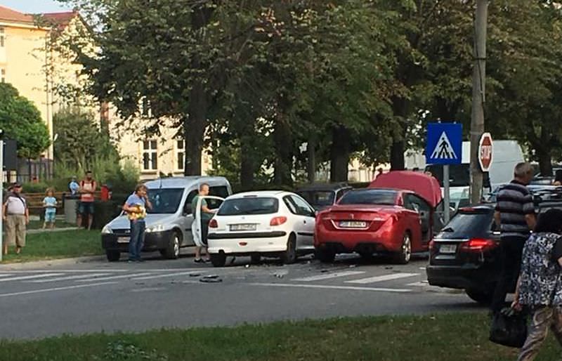 update foto – două șoferițe s-au tamponat pe strada gladiolelor