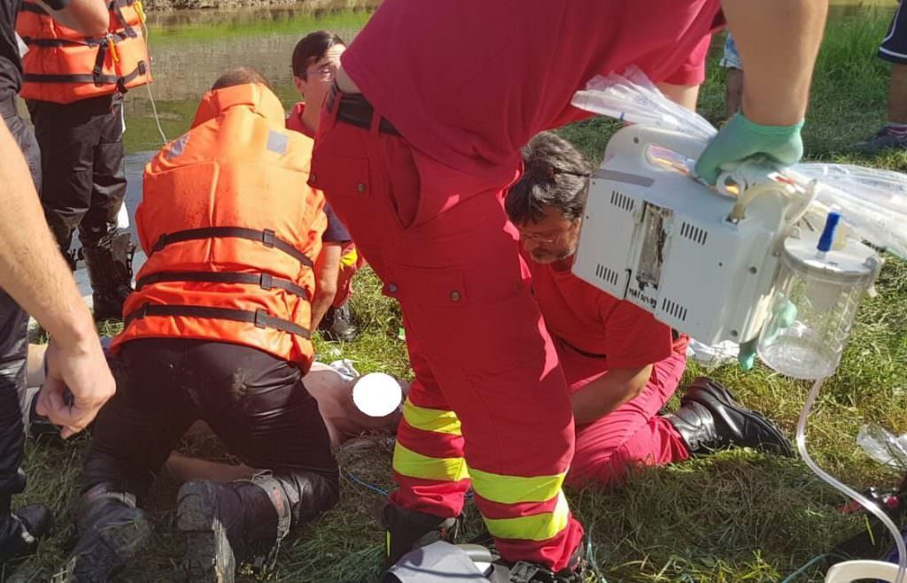 UPDATE VIDEO FOTO – Bărbat găsit în apă la Piața Cibin în Sibiu. A fost resuscitat de medici