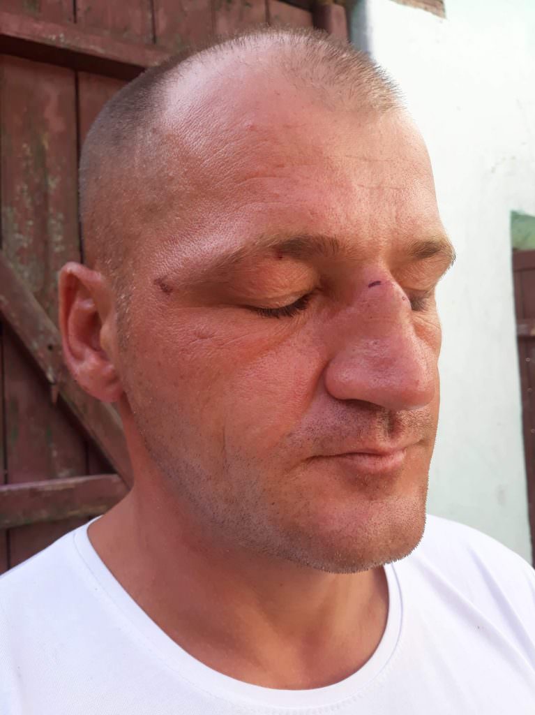 video foto - polițiști acuzați că au bătut un om la miercurea sibiului. oamenii legii spun altceva