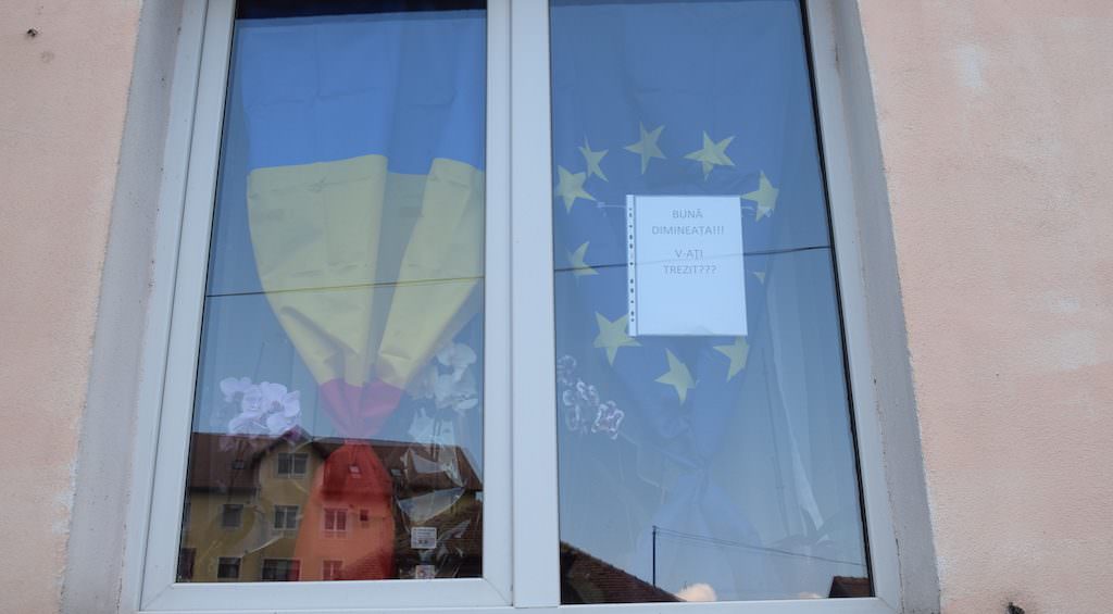 foto video cea mai nouă formă de protest din sibiu - mesaje pe clădirea de vizavi de colegiul gheorghe lazăr