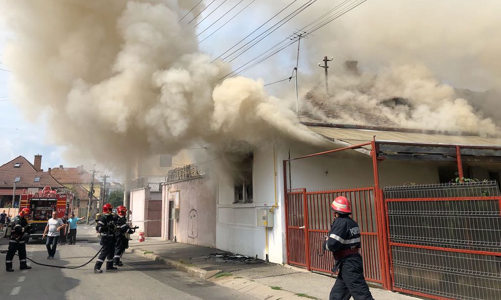 update video foto - incendiu la o casă de pe strada reșiței din sibiu