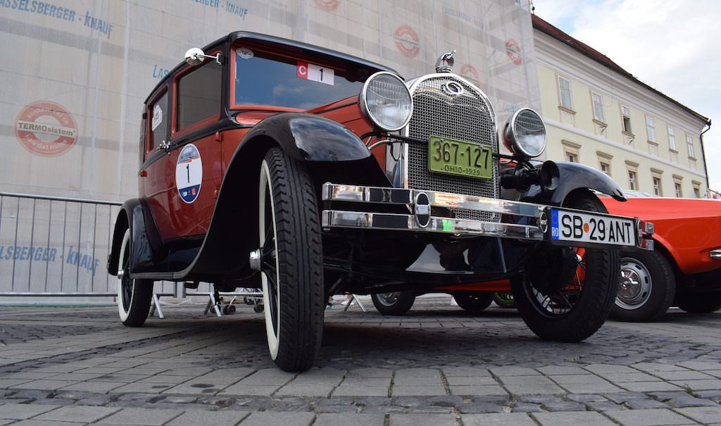 foto video sibianul care conduce o mașină unică în românia - frumoasa poveste a ford-ului adus din america