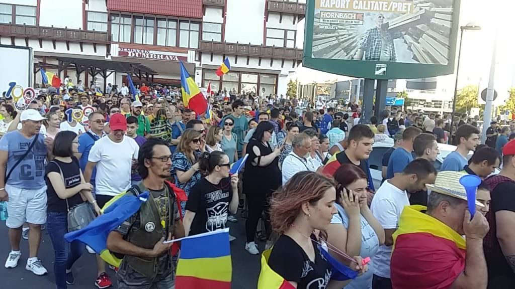 live foto video – aproape 10.000 de oameni în stradă la sibiu. se strigă ”jos guvernul mafiot” și ”ați votat lichele, stați după perdele”