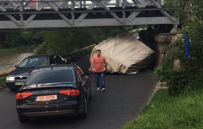 se întâmplă din nou: un șofer și-a distrus remorca sub podul cfr de pe viitorului