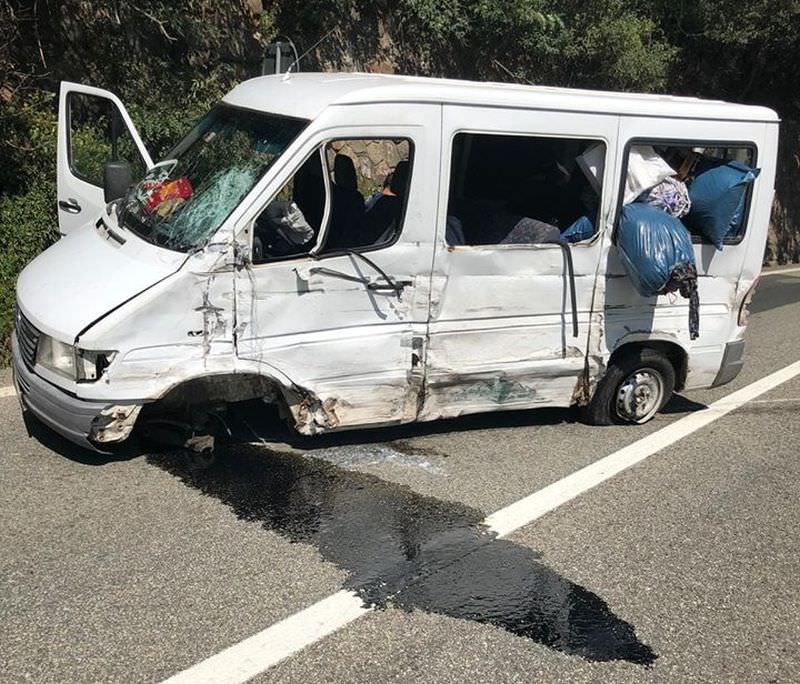 foto - treisprezece persoane duse la spital după accidentul de pe valea oltului