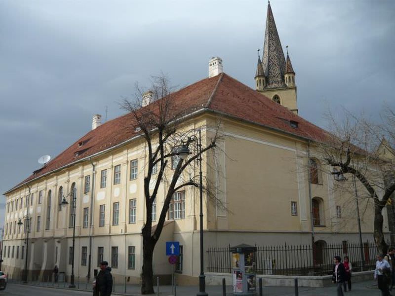 chirie mai mare pentru colegiul brukenthal - biserica evanghelică a mărit tariful