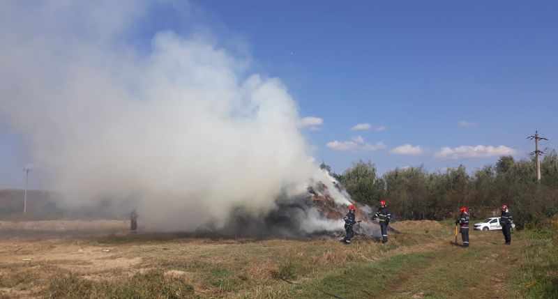 foto incendiu la avrig. arde fânul de pe câmp