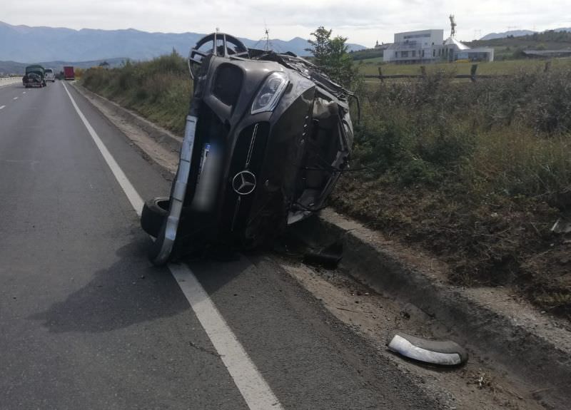 update video foto - accident la veștem - mașină răsturnată și un rănit