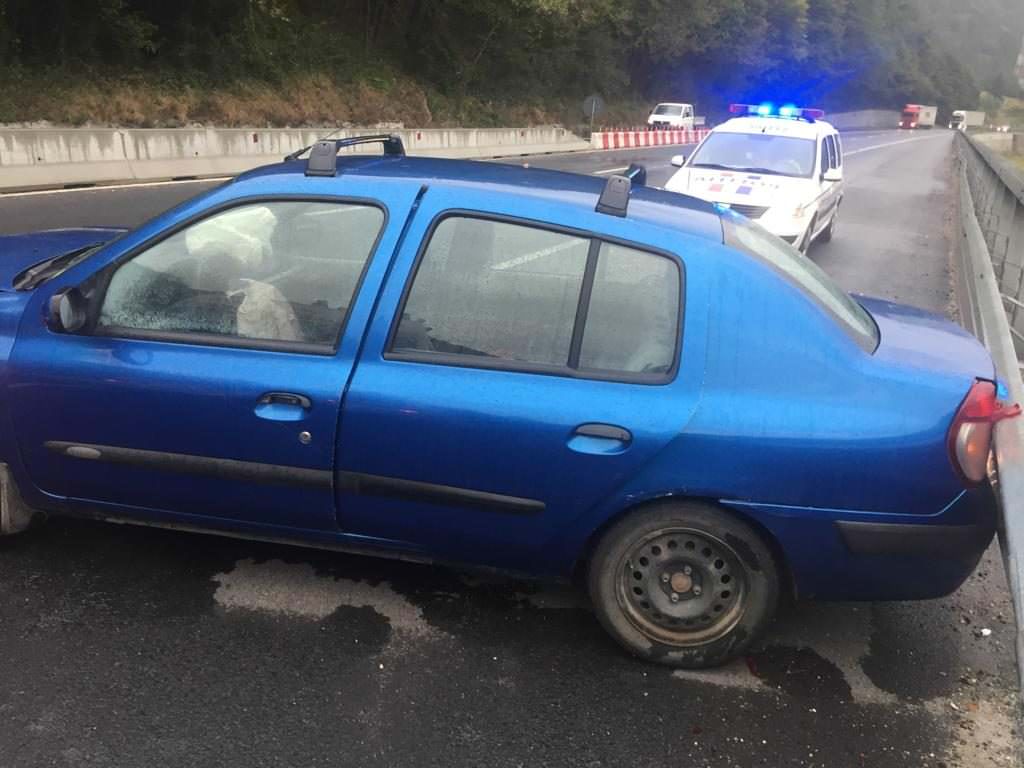 foto accident pe valea oltului. a intrat în parapet