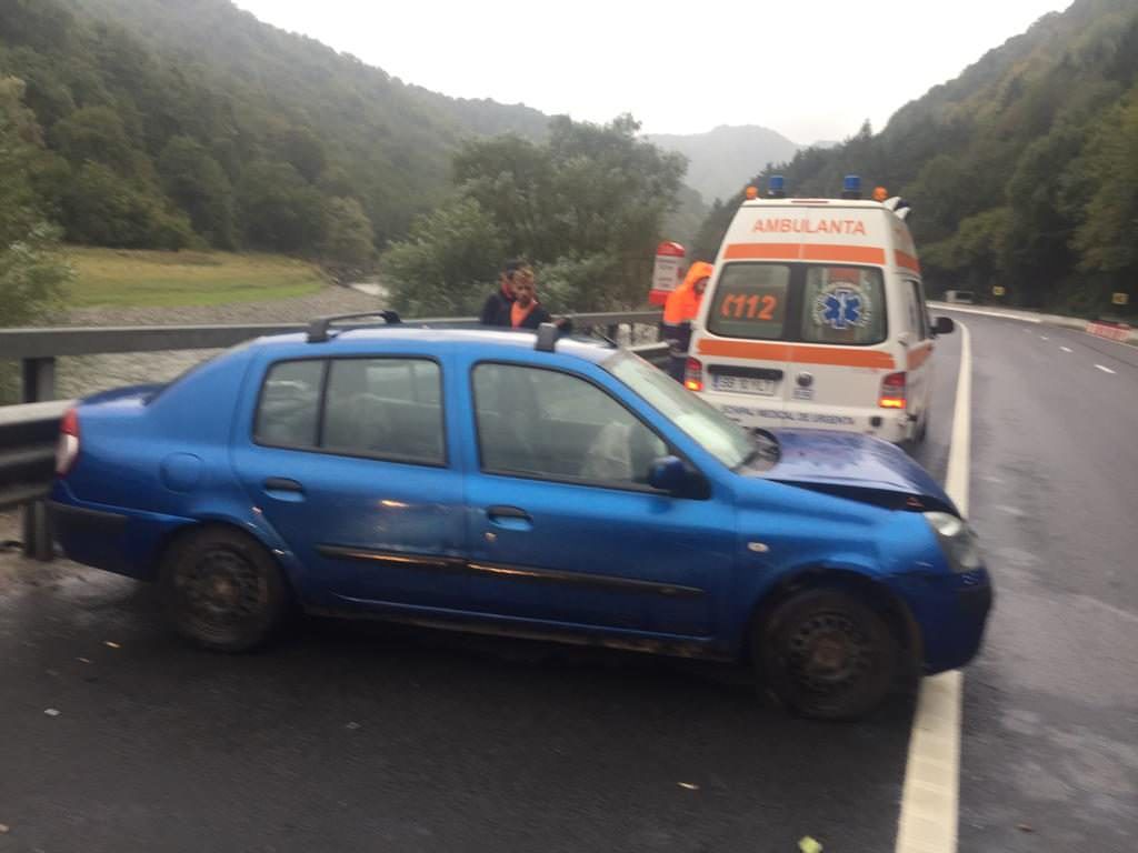 foto accident pe valea oltului. a intrat în parapet