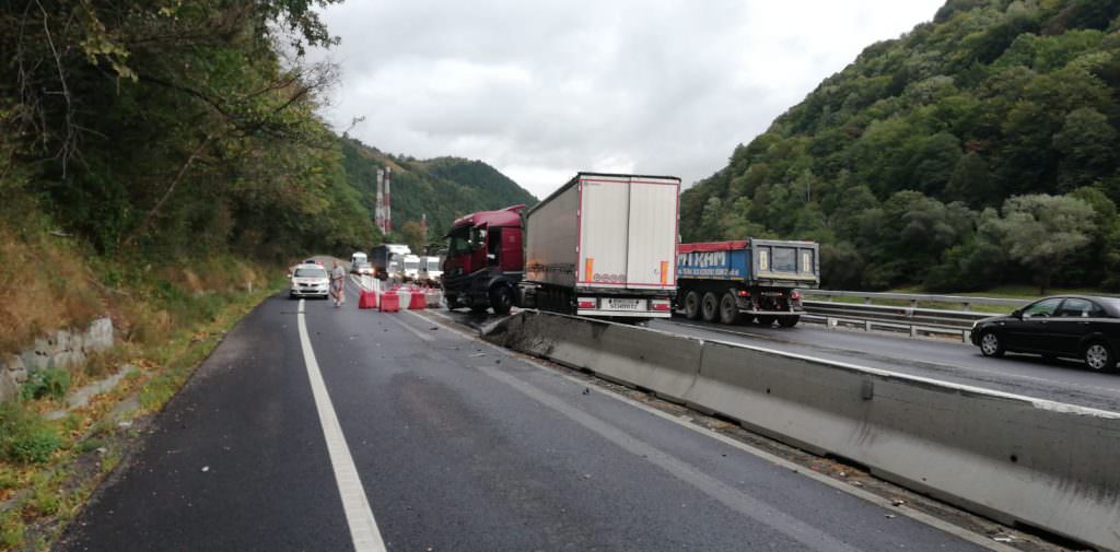 foto accident pe valea oltului. un tir s-a pus de-a curmezișul