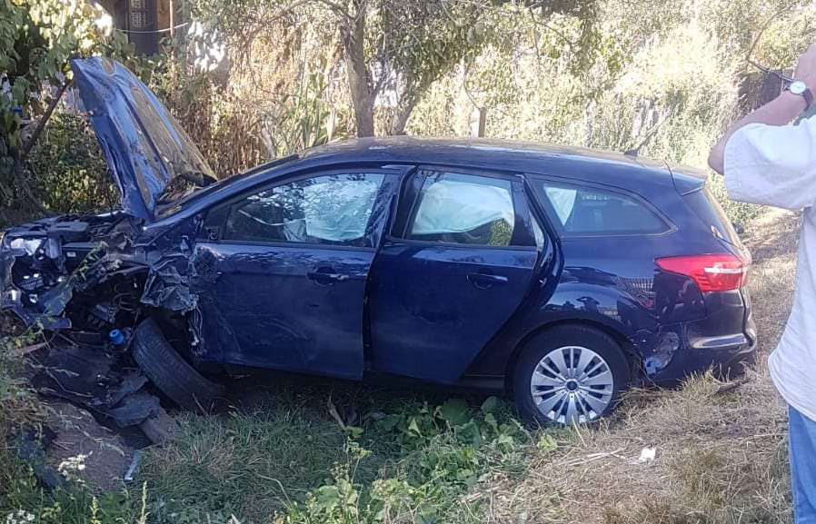 foto - accident pe valea oltului. trei mașini sunt implicate