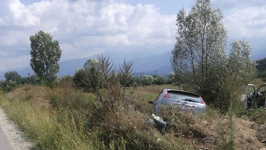 foto - mașină ieșită în decor din cauza vitezei la avrig - doi răniți