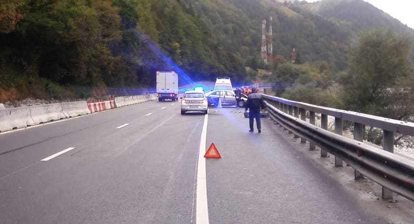 FOTO - Mașină în parapeți pe Valea Oltului - Doi răniți