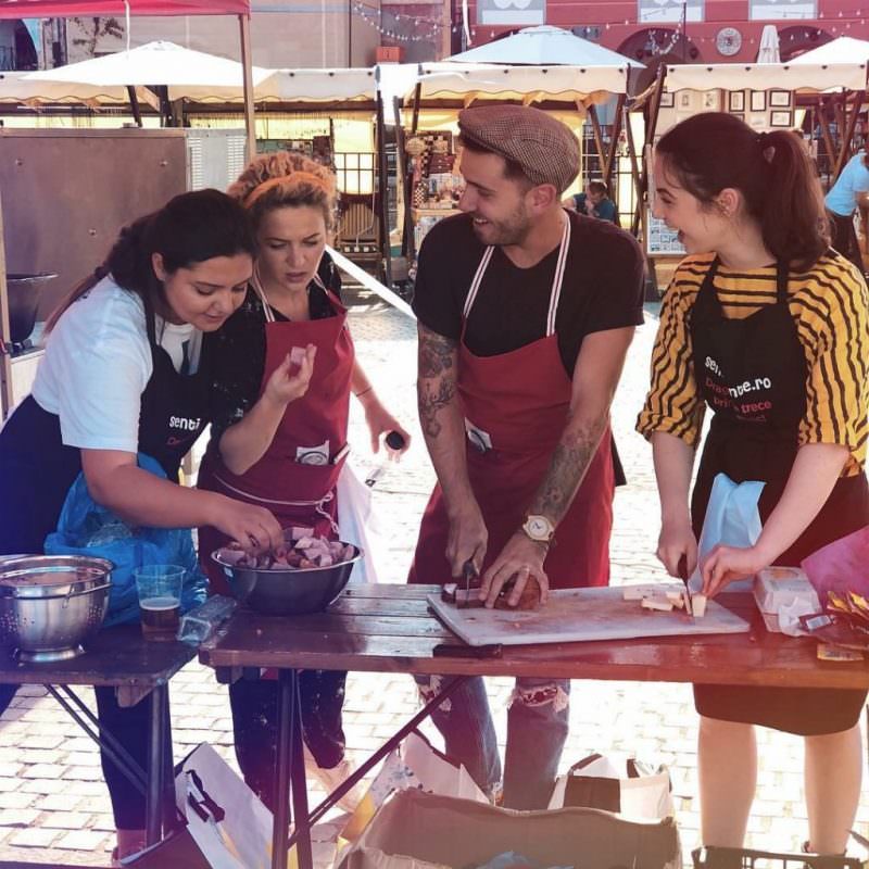 sibiu food camp: 12 bloggeri bucureșteni au gătit și servit gratuit peste 1000 de porții de mâncare tradițională