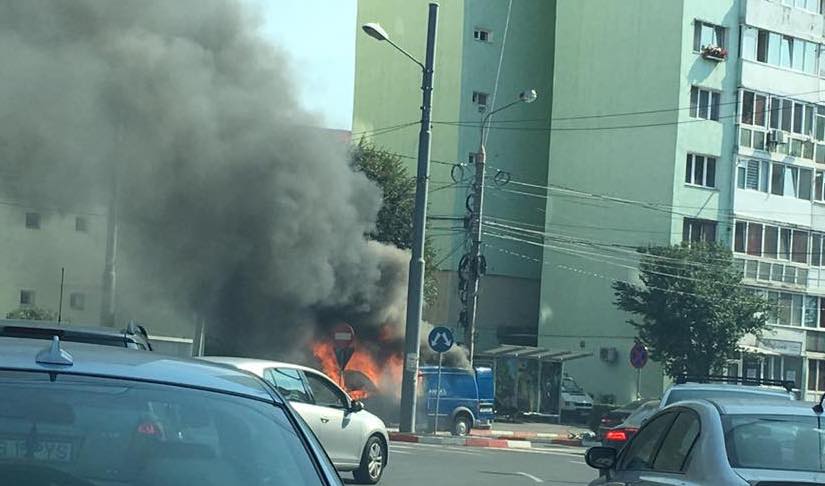 foto incendiu auto în giratoriu pe mihai viteazu - flăcări puternice