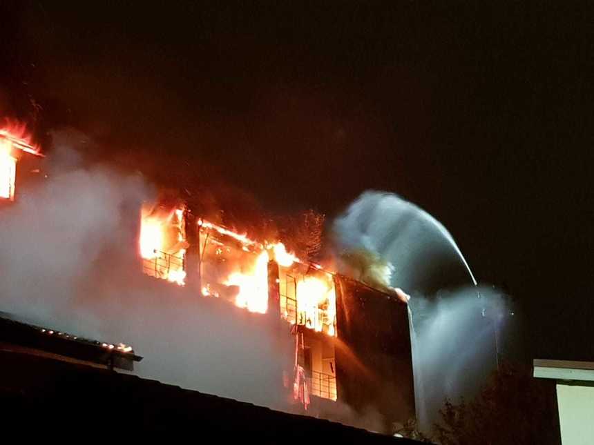 video - foto cincizeci de apartamente afectate într-un incendiu azi noapte