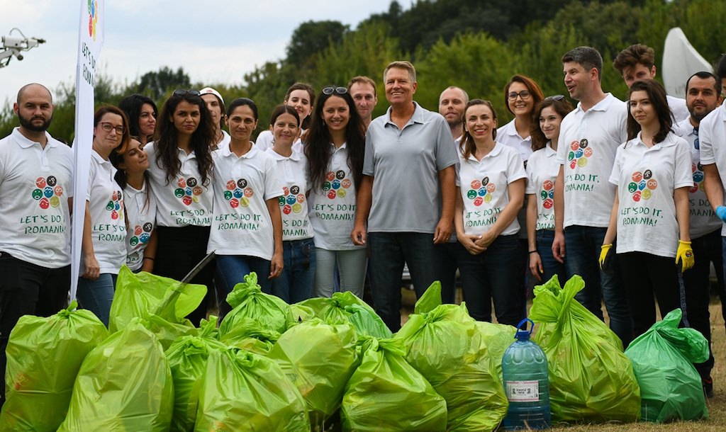 foto - președintele klaus iohannis, a strâns gunoaiele din pădurea cernica