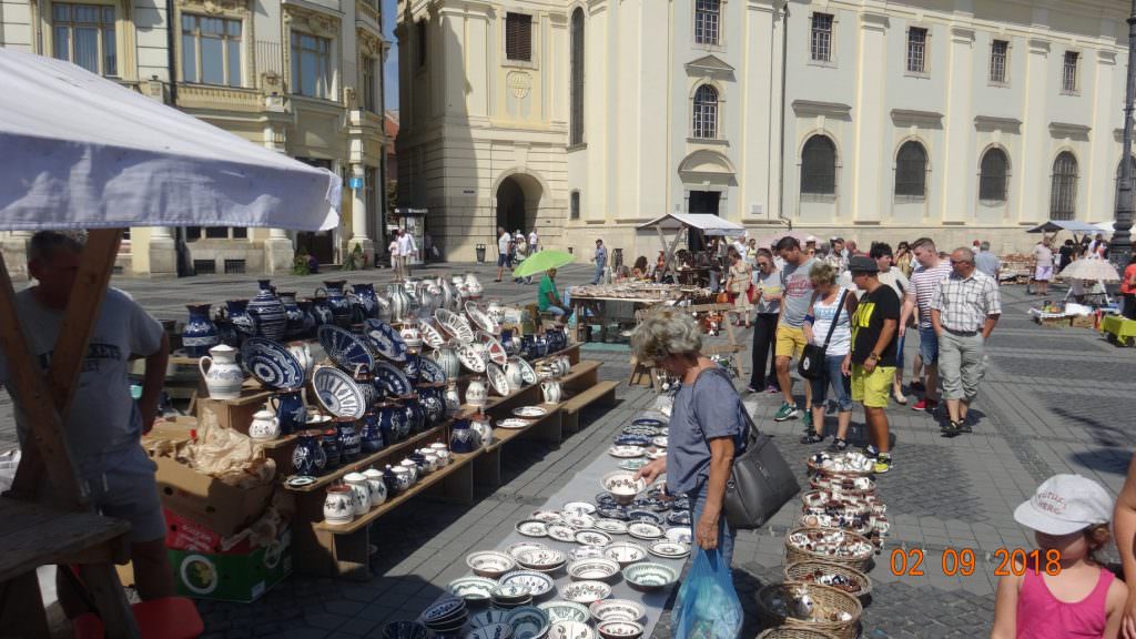 foto - mii de vizitatori la târgul olarilor din piața mare a sibiului