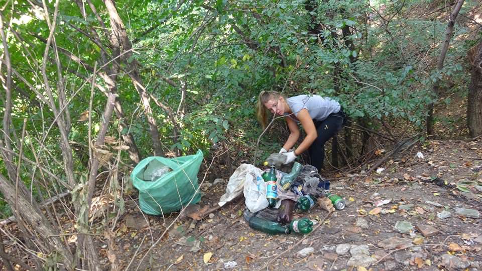 FOTO - Angajații Spitalului de Pneumoftiziologie din Sibiu a strâns gunoaiele din zona Șoseaua Alba Iulia