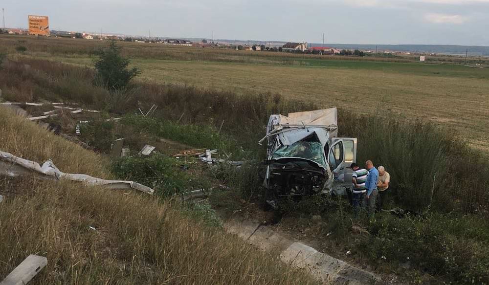 foto - microbuz răsturnat pe autostradă la cristian. a explodat un pneu