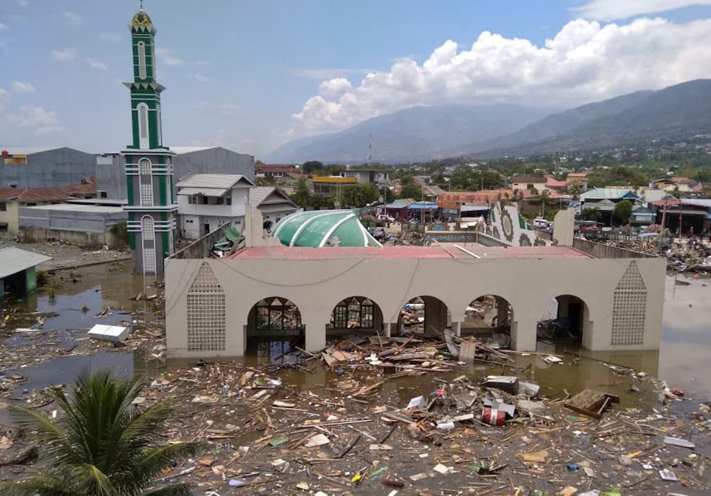 cutremurul din indonezia - peste 1.200 de morți și numărul crește