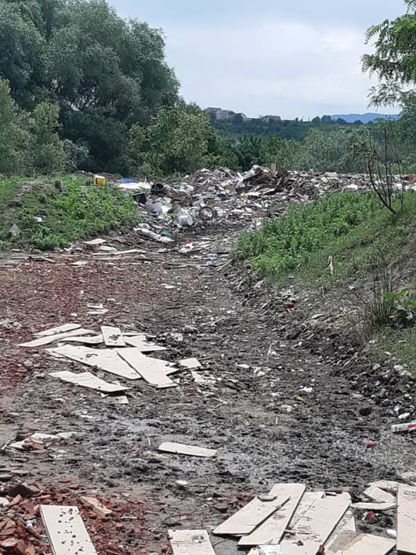 foto - tone de gunoi aruncate la marginea sibiului - imaginile sunt dezolante