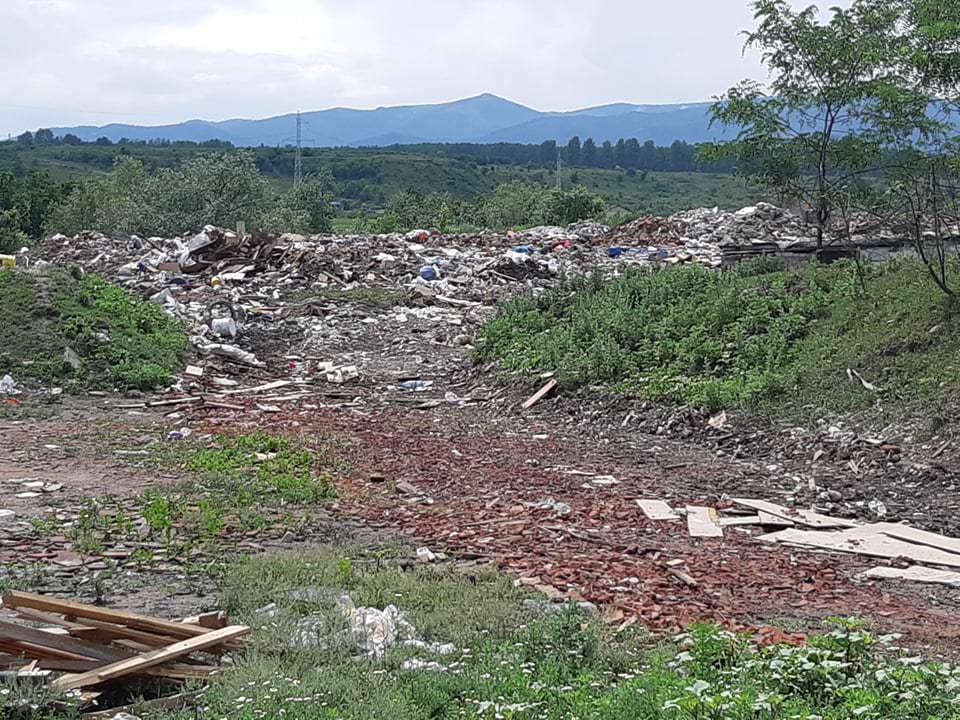 foto - tone de gunoi aruncate la marginea sibiului - imaginile sunt dezolante