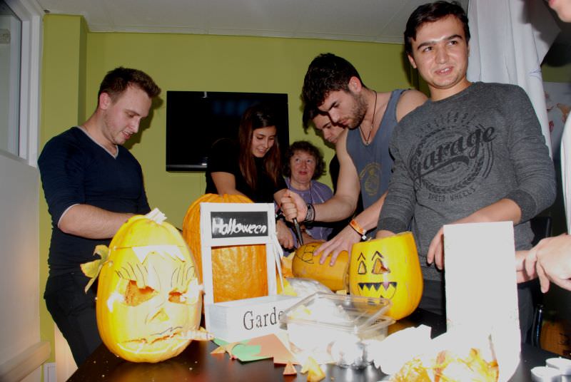 foto - distracție pe cinste la o petrecere de halloween în căminele studențești din sibiu