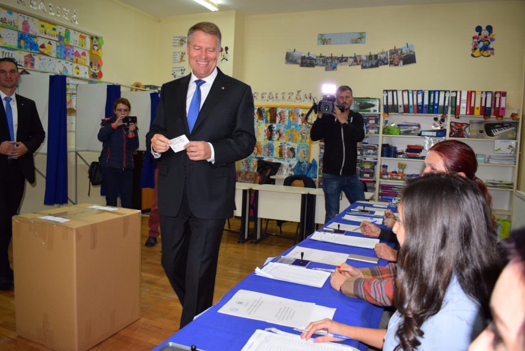 video - foto iohannis a votat la referendum - imagini de la secție