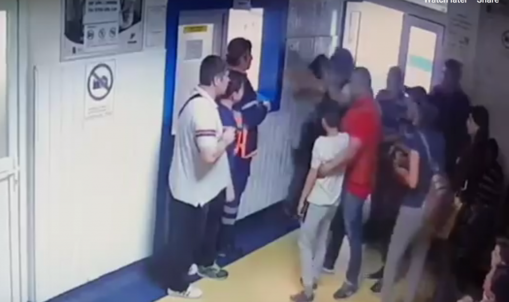 video - panică într-un spital - bătaie la urgență. s-a dat cu spray lacrimogen