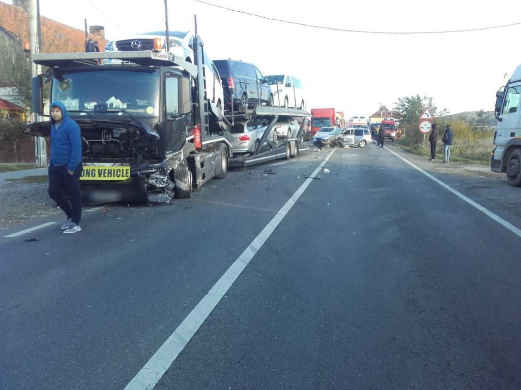 UPDATE FOTO Accident la Tălmaciu - Trei persoane rănite